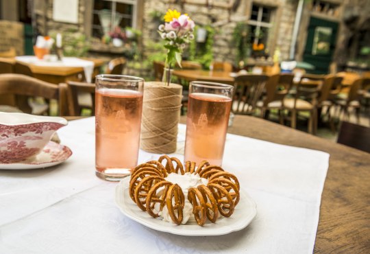 Der Strau&szlig;wirtschafts-Klassiker in Rheinhessen &ndash; Brezeln mit Spundek&auml;s., &copy; Foto http://achimmeurer.com