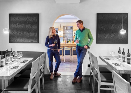 Paar in der Vinothek &copy; Weingut Axel M&uuml;ller