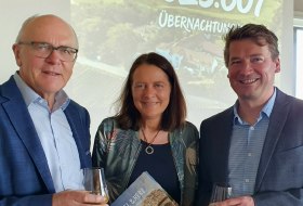 Bildunterschrift Gruppenfoto:
v.l.n.r. Erwin Malkmus (Vorsitzender des Aufsichtsrats Rheinhessen-Touristik GmbH) Silke Guttandin (Stellv. Gesch&auml;ftsf&uuml;hrerin Rheinhessen-Touristik GmbH), Christian Halbig (Gesch&auml;ftsf&uuml;hrer Rheinhessen-Touristik GmbH)
&copy; Rheinhessen-Touristik GmbH