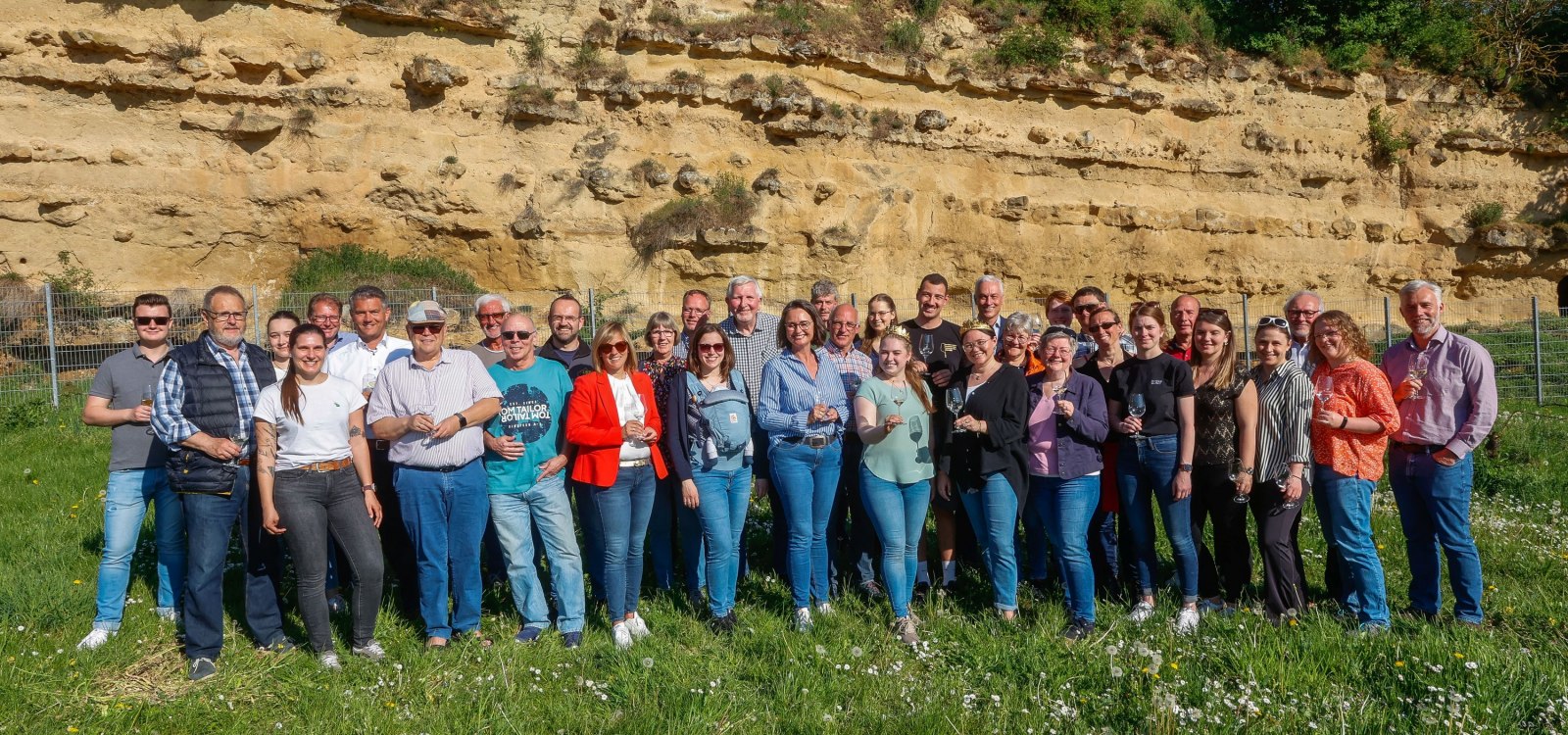 Gruppenfoto Pflanzung Majest&auml;tenweinberg, &copy; CC-BY Rheinhessenwein e.V., Torsten Zimmermann