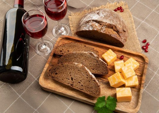 Wein trifft Brot &copy; IKUM/Freepik