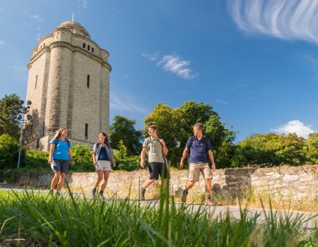 Wandergruppe am Bismarckturm bei Ingelheim, &copy; Dominik Ketz