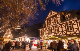Weihnachtsmarkt  mit Kurmittelhaus