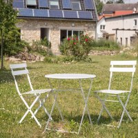 Sitzgelegenheit im 1.100 m&sup2; gro&szlig;en Garten