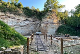 Begehbarer, erlebbarerer ehemaliger Sandsteinbruch-SCHAUsteinbruch Flonheim  &copy; Andreas Beckel