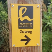 Markierung des Zuwegs zur Hiwweltour Aulheimer Tal &copy; Bernhard Zech