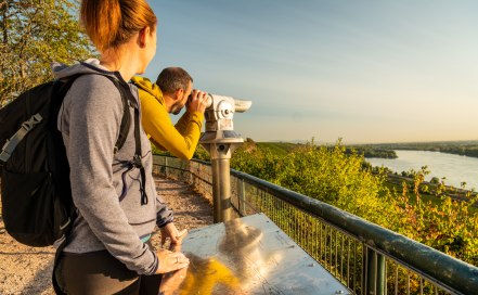 Wanderpaar bei Ausblick am Brudersberg, &copy; Dominik Ketz