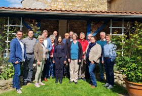 1. Vorstandssitzung der LAG Rheinhessen
v. l. n. r. Thomas J&auml;ger (Caritasverband Worms e. V.), Thorsten Richter (Sportbund Rheinhessen), Martina Scheuer in Vertretung f&uuml;r Landr&auml;tin Dorothea Sch&auml;fer (Rheinhessen-Marketing e. V.), Landrat Heiko Sippel (Kreisverwaltung Alzey-Worms), Dr. Petra Gruner-Bauer (SOLIX Energie aus B&uuml;rgerhand Rheinhessen eG), David Ullrich (Klimaschutzmanager des Landkreises Alzey-Worms), Angela Schneider-Braun (Wirtschaftsf&ouml;rderung des Landkreises Mainz-Bingen), Erwin Malkmus (Beigeordneter des landkreises Mainz-Bingen), Dominik Ostendorf (Handwerkskammer Rheinhessen), Petra Strehle (KVHS Mainz-Bingen), Bernhard Deg&uuml;nter in Vertretung f&uuml;r Dr. Herrad Krenkel (Kultur- und Weinbotschafter Rheinhessen), Friedrich Ellerbrock (Bauern- und Winzerverein Rheinland-Pfalz S&uuml;d e. V.), Sandra K&ouml;rbes (Diakonisches Werk Rheinhessen), Gerhard Jordan (DEHOGA Rheinland-Pfalz), Christian Halbig (Rheinhessen-Touristik GmbH)
Auf dem Bild fehlen: Sonja Ostermayer (Reinhessenwein e. V.), Kerstin Bauer (Wirtschaftsf&ouml;rderungsgesellschaft f&uuml;r den Landkreis Alzey-Worms), Gaby Schott (Landfrauenverband Rheinhessen e. V.), Neomi Albrecht (Landjugend Rheinhessen-Pfalz)
&copy; LAG Rheinhessen