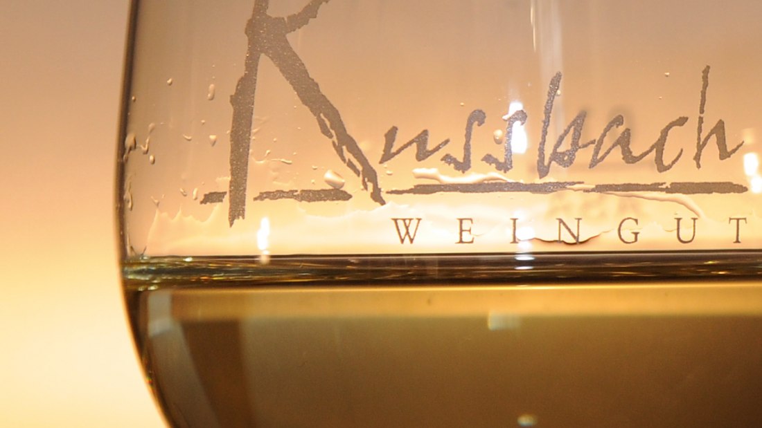 Weingut Russbach_Weinglas Sonnenuntergang, &copy; Weingut Russbach