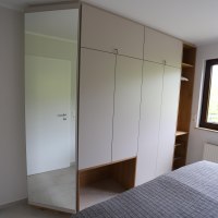 Gro&szlig;er Kleiderschrank mit Spiegel
