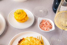 Kartoffel-Crostini und Ziegenkäse-Tartelettes  mit Balsamico-Zwiebeln und Pastinakenchips  