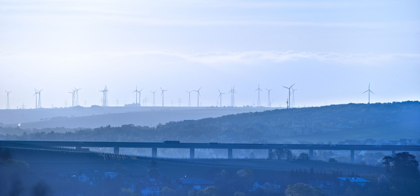 Panoramic wind turbines early in the morning, © Robert Dieth