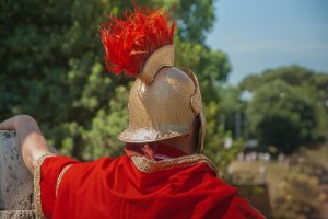 R&ouml;mer mit Helm