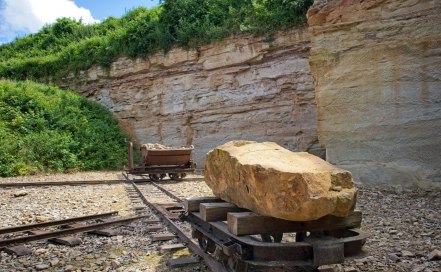 Schausteinbruch-Flonheim-Schmalspurschienen- -zwei-Loren, &copy; Frank Hamm