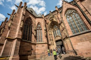 Mensen betreden de Dom van Worms., &copy; Bernward Bertram