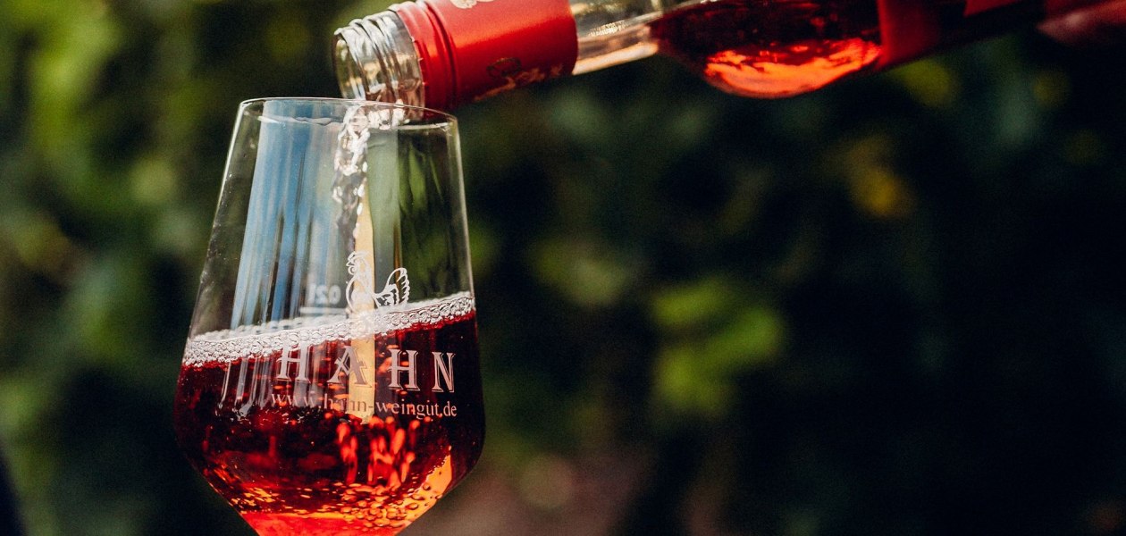 Weingut Klaus und Stefan Hahn_Rotweinglas, &copy; Simone Bonnet