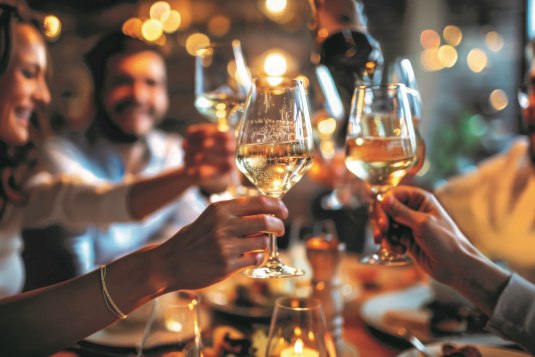 Paar beim romantischen Dinner im Restaurant – Wein, feine Speisen und stimmungsvolles Ambiente