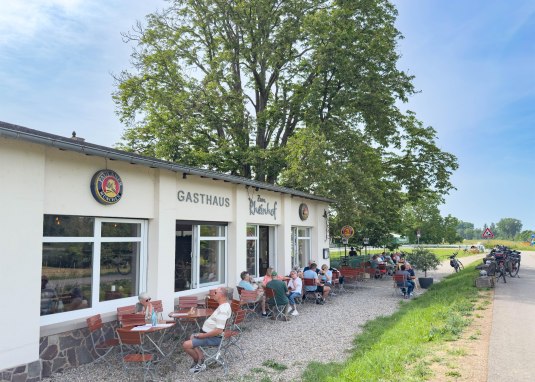 Rheinhof Guntersblum - Pause am Rheinradweg &copy; Rheinhessen-Touristik GmbH