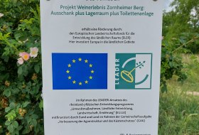 F&ouml;rderhinweisschild Weinausschank Zornheimer Berg  &copy; LAG Rheinhessen