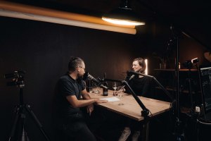 Dr. Jana Hauck mit Moderator Felix Hofmann, &copy; schiebezimmer