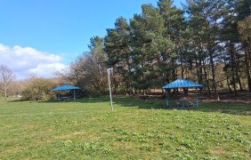 Wiese mit Grillpl&auml;tzen &copy; Gesundheit und Tourismus