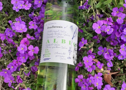 Flasche Wein mit Blumen