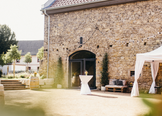 Tafelstein_Uelversheim_Tisch gedeckt &copy; Stallmann-Hiestand