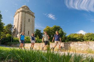 Wandergruppe am Bismarckturm bei Ingelheim, © Dominik Ketz