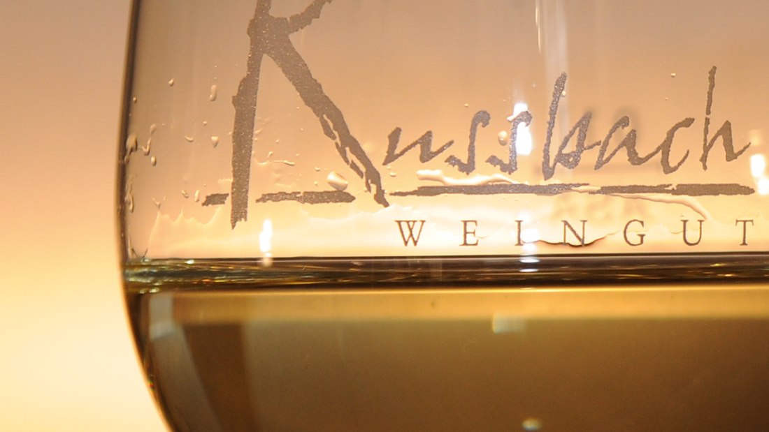 Weingut Russbach_Weinglas Sonnenuntergang, &copy; Weingut Russbach