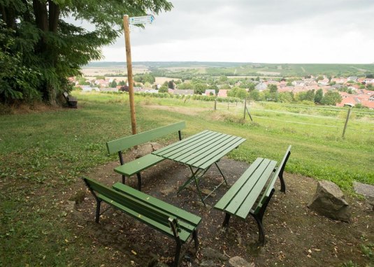 Picknicktisch auf dem Rastplatz Lorlenberg © Dominik Ketz