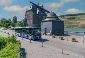 RNN-Bus am Hafenkran in Bingen &copy; RNN GmbH/Lumengraphie
