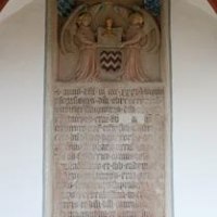 Gr&uuml;ndungstafel &uuml;ber dem Eingang &copy; Dr. Luzie Bratner, Mainz
