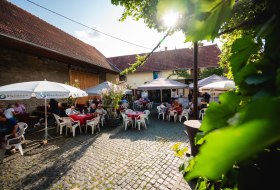 Strau&szlig;wirtschaft_Weingut Karsten Belzer_1 &copy; Clemens Hess Fotografie