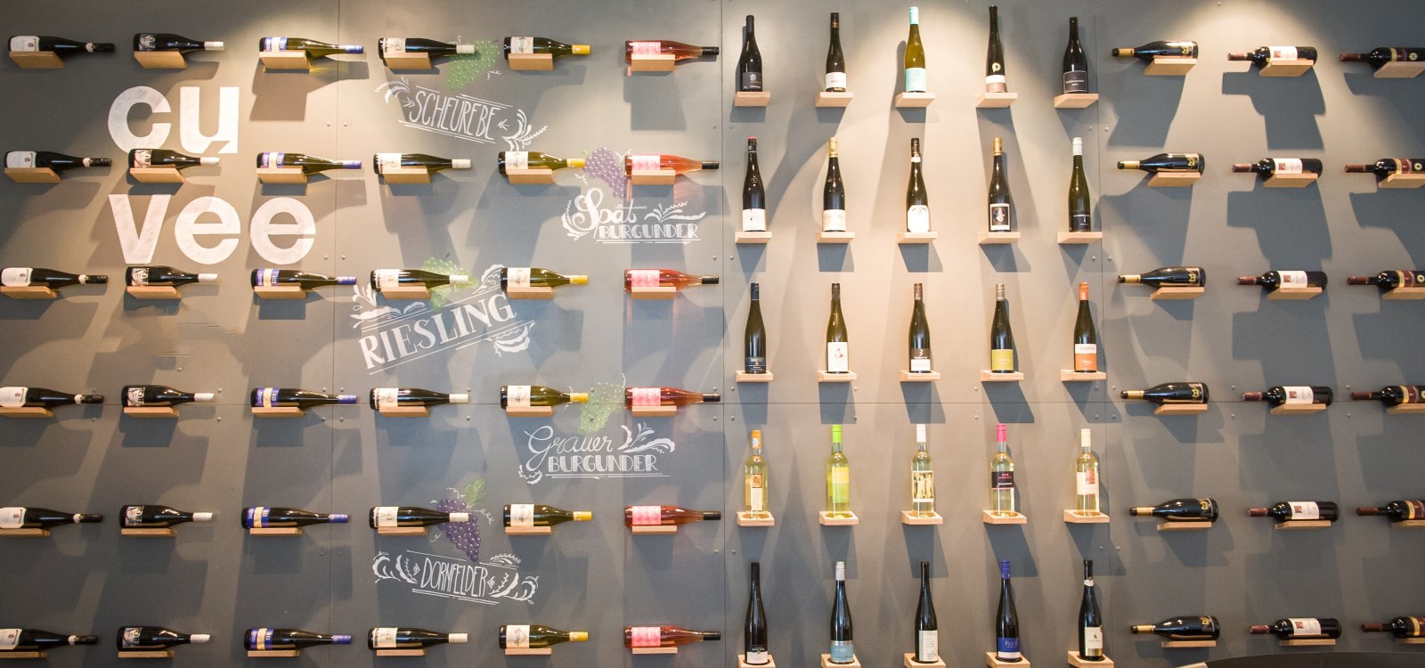 Flaschenwand Cuvee, &copy; Rheinhessenwein e.V./Peter Muth