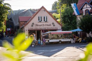Weingut Geheimrat Schnell mit K&auml;semobil, &copy; Weingut Geheimrat Schnell
