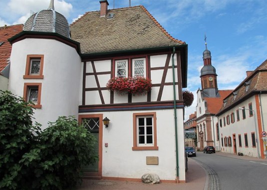 Historisches Rathaus  und Kirche &copy; Ortsgemeinde Mettenheim