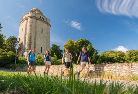 Wandergruppe am Bismarckturm bei Ingelheim, &copy; Dominik Ketz