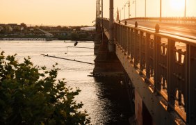 Blick von der Rheinseite &uuml;ber die Br&uuml;cke