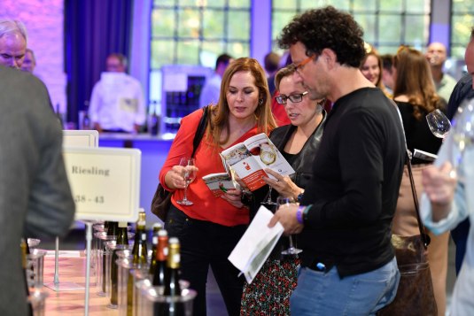 Weinforum Besucher mit Programmheft