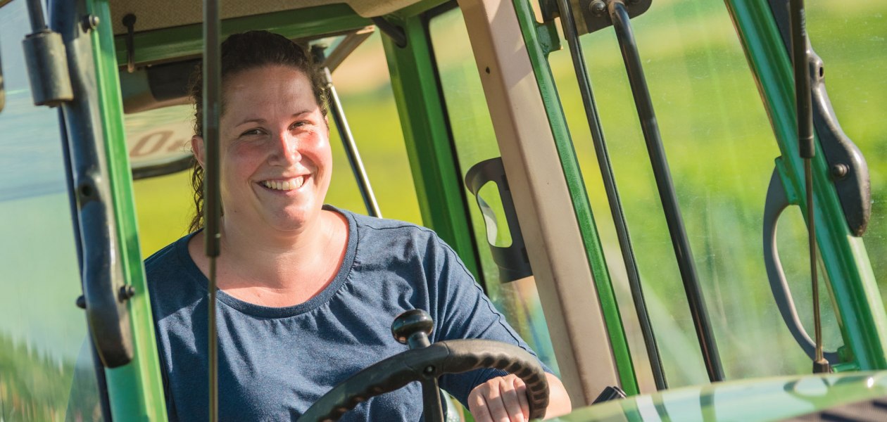 Weingut Hammen_Traktor und WInzerin, &copy; Weingut Hammen