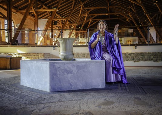 Silona am Brunnen &copy; Soonteam