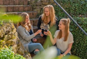 Weingut Gebert_Toechter im Weingarten © Weingut Gebert