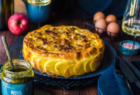Zwiebelkuchen mit Wildkr&auml;uter Pesto &copy; Foodistas
