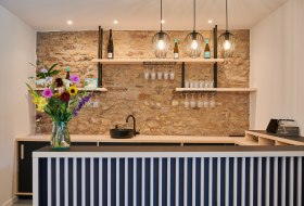 Vinothek Thekenansicht, © Dirk Loeffelbein