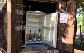 Weinfass mit K&uuml;hlschrank und Getr&auml;nken &copy; Weingut Schuck