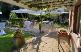 Blick in den Garten 2 &copy; Weingut M&uuml;ller-Dr. Becker