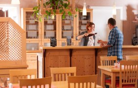 Blick in die Wachenheimer Winzerstube &copy; VG Monsheim/Fotograf Carsten Costard