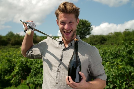 Rheinhessen erleben Sektflasche sabrieren, &copy; Autorenkombinat