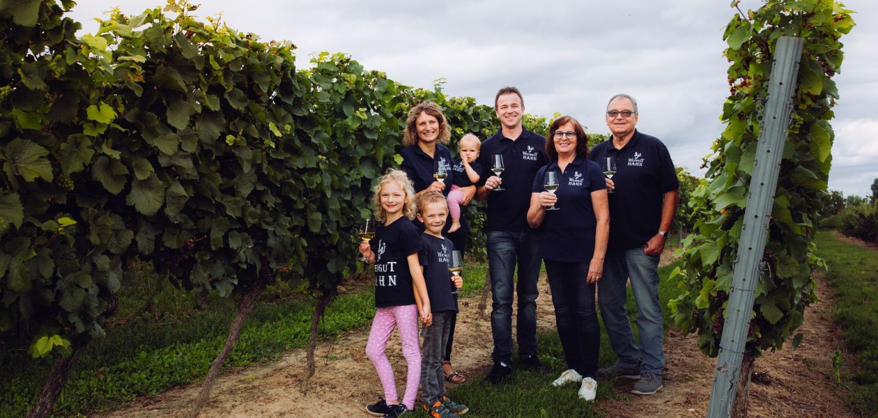 Weingut Klaus und Stefan Hahn_Familie 2, &copy; Simone Bonnet