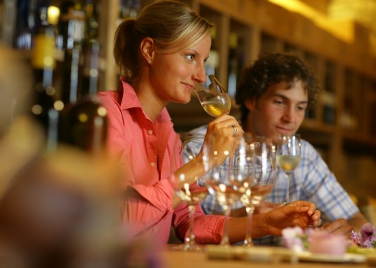 Weinprobe in der Vinothek &copy; Markus Gloger